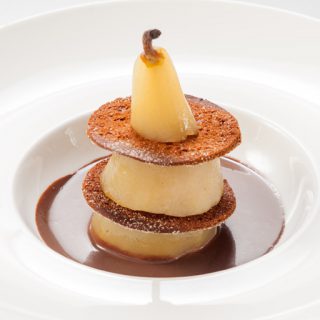 Poire confite, chocolat chaud et croustillant de pain d’épices