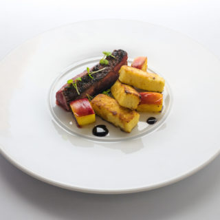 Magret de canard et sa polenta rôtie, jus de sangria et pêche