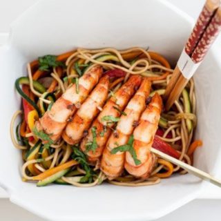 Nouilles chinoises aux petits légumes et ses brochettes de crevettes