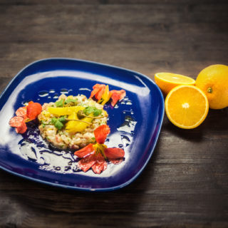 Tartare de daurade à l’orange et fleurs de câpres