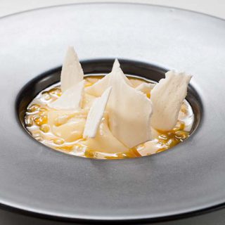 Bavarois au chocolat «Ivoire», meringue et fruit de la passion
