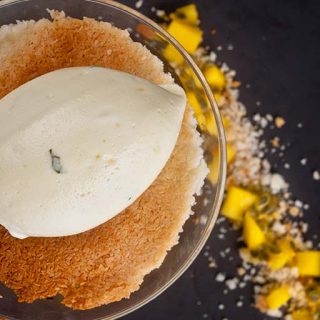 Cheesecake exotique, tuile coco, chantilly mentholée