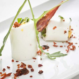 Omelette déstructurée brouillade, chips de lard et roquette