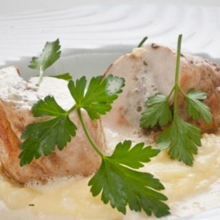 Ballotine de poulet fermier et son émulsion de lard fumé