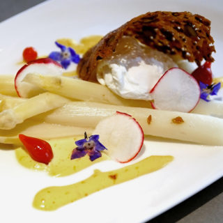 Asperges blanches, œuf poché et tuiles aux graines de lins et courges