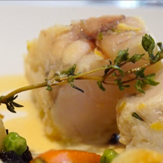 Filet de lotte parfumé aux zeste d’agrumes, riz vénéré et carottes fanes