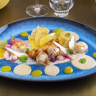 Noix de Saint-Jacques, velouté d’oursins croustillant poire et céleri