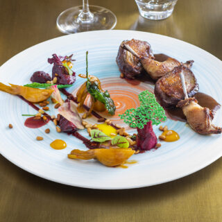 Pigeon rôti, sauce Diane à notre façon betterave en textura